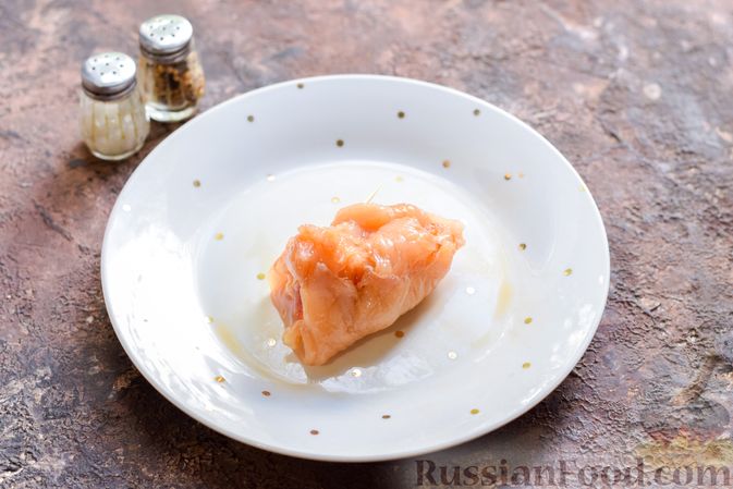 Фото приготовления рецепта: Куриные рулетики с ветчиной и сладким перцем, запечённые со сливками и сыром - шаг №6