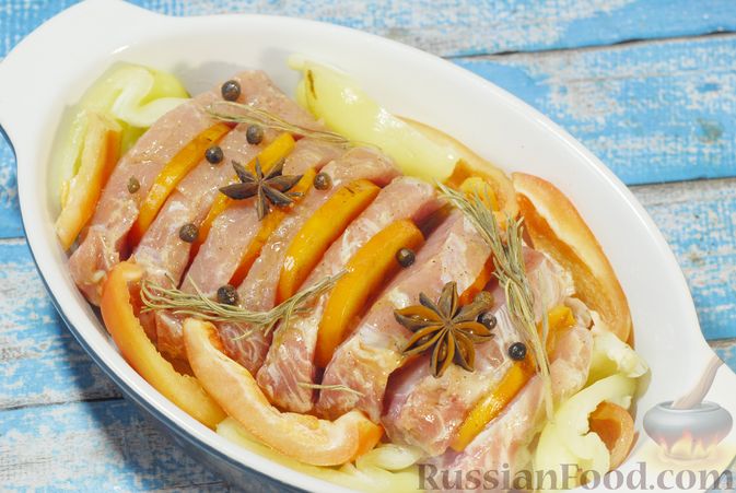 Фото приготовления рецепта: Свинина, запечённая с хурмой и болгарским перцем в пряной масляно-медовой глазури - шаг №6