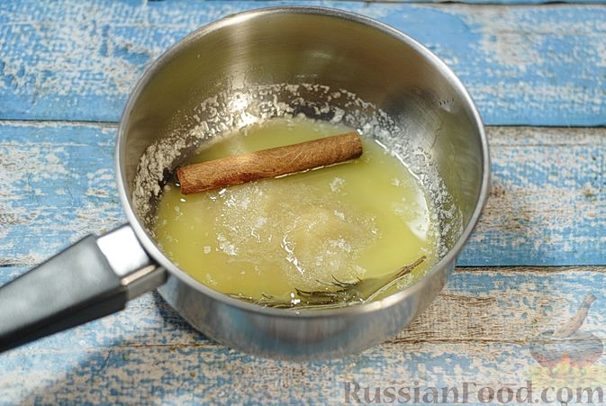 Фото приготовления рецепта: Свинина, запечённая с хурмой и болгарским перцем в пряной масляно-медовой глазури - шаг №8
