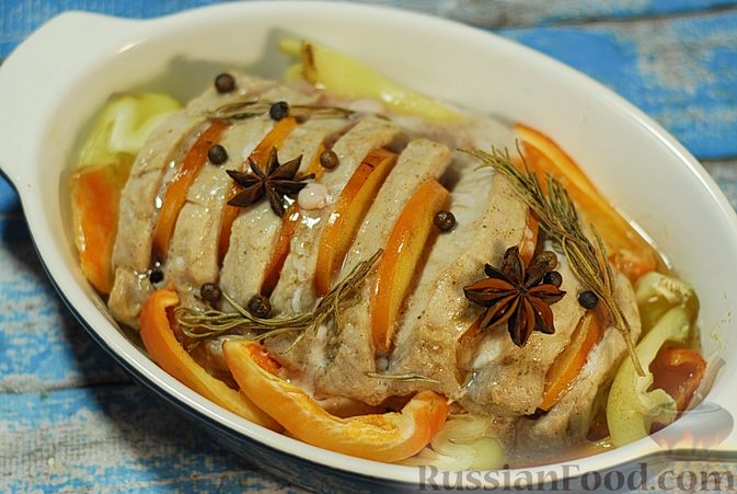 Фото приготовления рецепта: Свинина, запечённая с хурмой и болгарским перцем в пряной масляно-медовой глазури - шаг №9