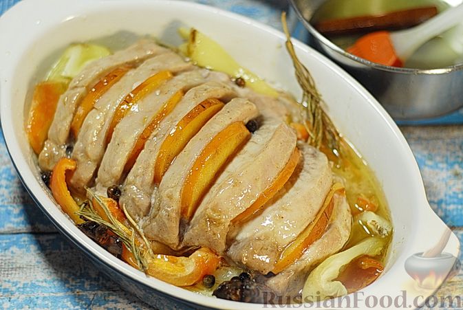 Фото приготовления рецепта: Свинина, запечённая с хурмой и болгарским перцем в пряной масляно-медовой глазури - шаг №10