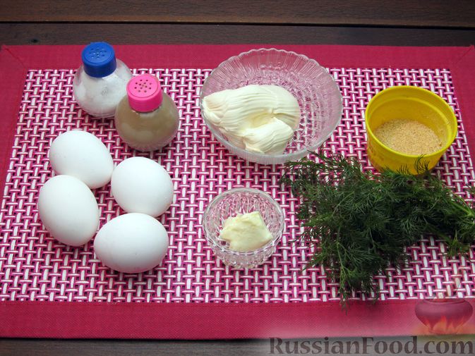 Фото приготовления рецепта: Яичница-болтунья со сливочным сыром, укропом и чесноком - шаг №1