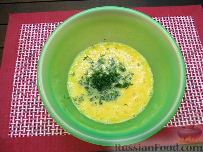 Фото приготовления рецепта: Яичница-болтунья со сливочным сыром, укропом и чесноком - шаг №4