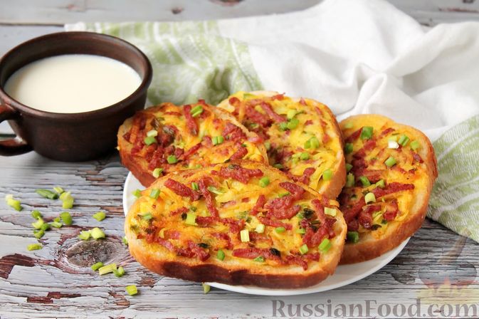 Фото к рецепту: Горячие бутерброды с колбасой и картофелем (на сковороде)
