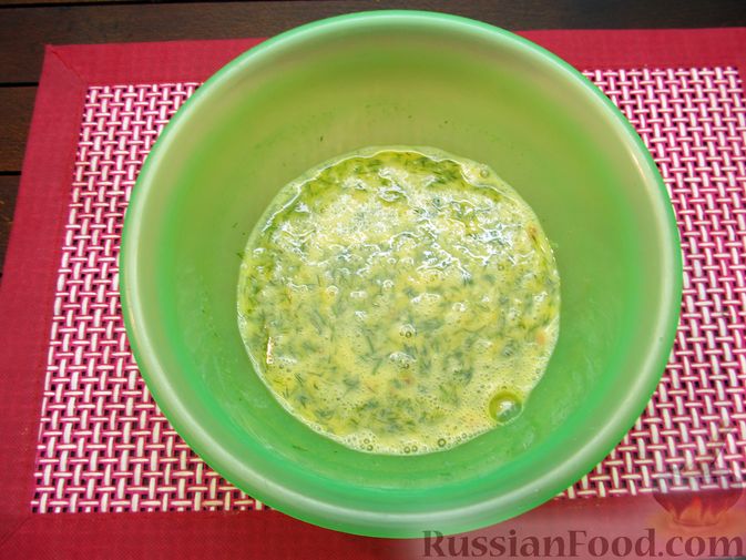 Фото приготовления рецепта: Яичница-болтунья со сливочным сыром, укропом и чесноком - шаг №5