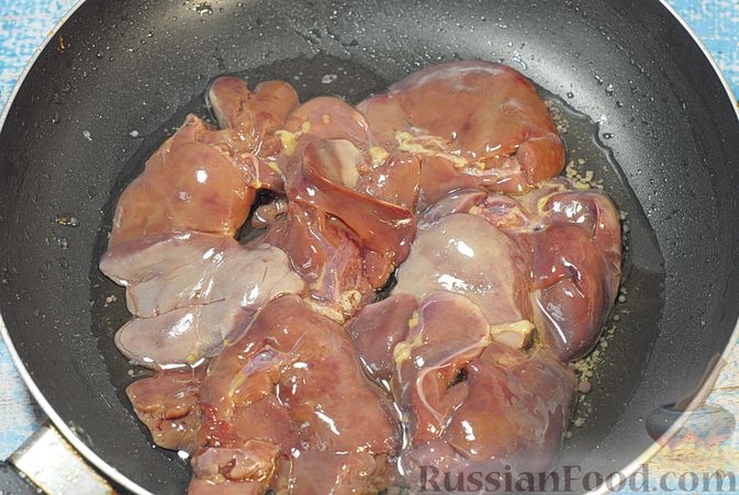 Фото приготовления рецепта: Террин из куриной печени с хурмой и виски - шаг №3