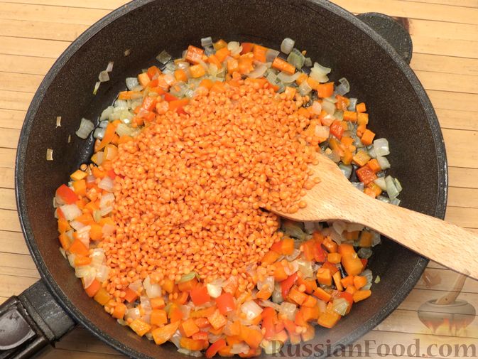 Фото приготовления рецепта: Чечевица с копчёными рёбрышками и овощами (на сковороде) - шаг №4
