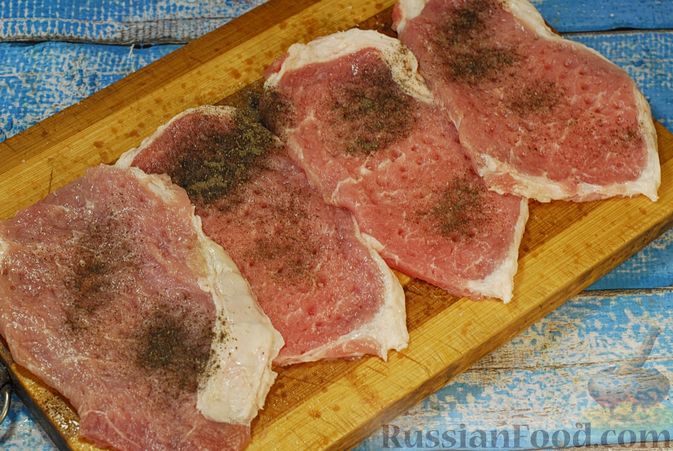 Фото приготовления рецепта: Жареная свинина с соусом из хурмы и клюквы - шаг №8