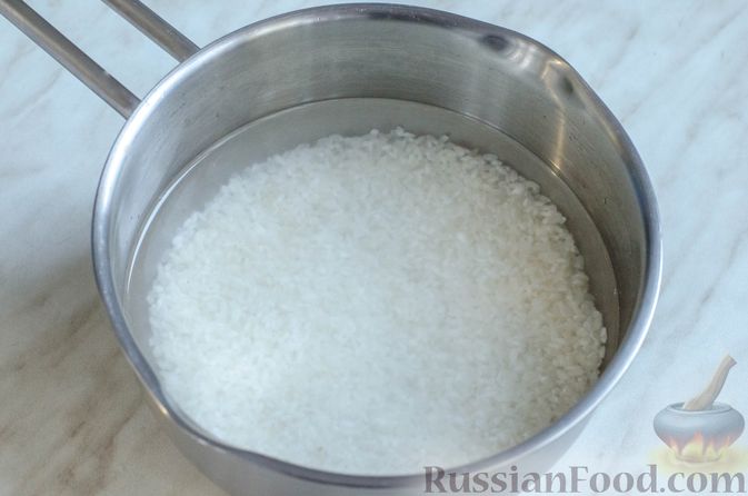 Фото приготовления рецепта: Рисовый рулет с шампиньонами, стручковой фасолью и сыром - шаг №2