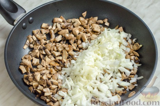 Фото приготовления рецепта: Рисовый рулет с шампиньонами, стручковой фасолью и сыром - шаг №9