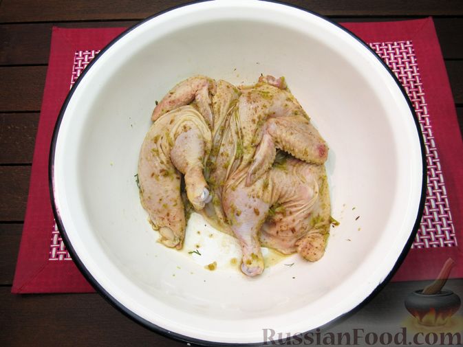 Фото приготовления рецепта: Цыплёнок табака (тапака) с лаймом - шаг №10