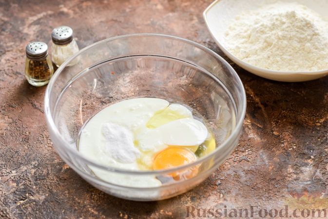 Фото приготовления рецепта: Маффины с беконом и перепелиными яйцами - шаг №4