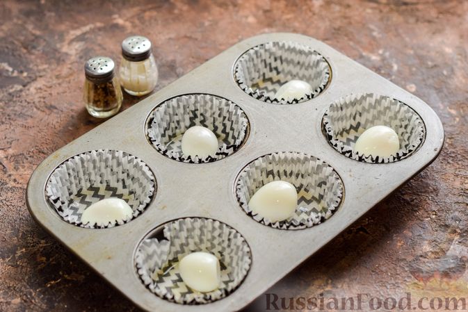 Фото приготовления рецепта: Маффины с беконом и перепелиными яйцами - шаг №10