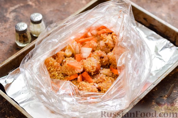 Фото приготовления рецепта: Куриное филе, запечённое с булгуром и овощами в рукаве - шаг №6