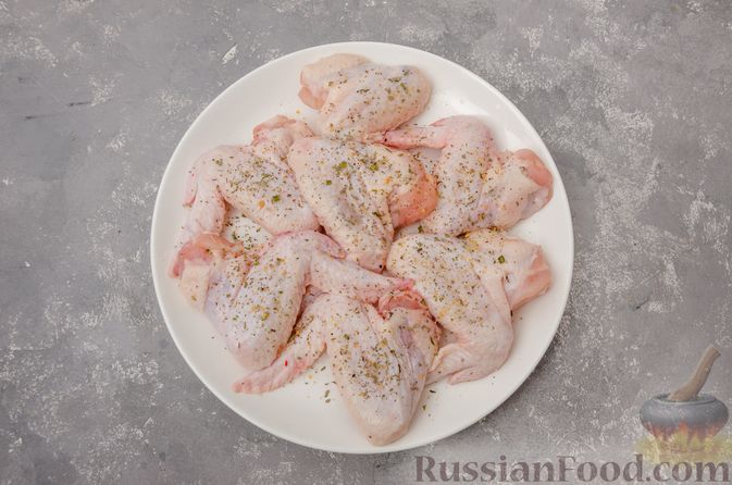 Фото приготовления рецепта: Картофель, запечённый с куриными крыльями и черносливом (в рукаве) - шаг №3