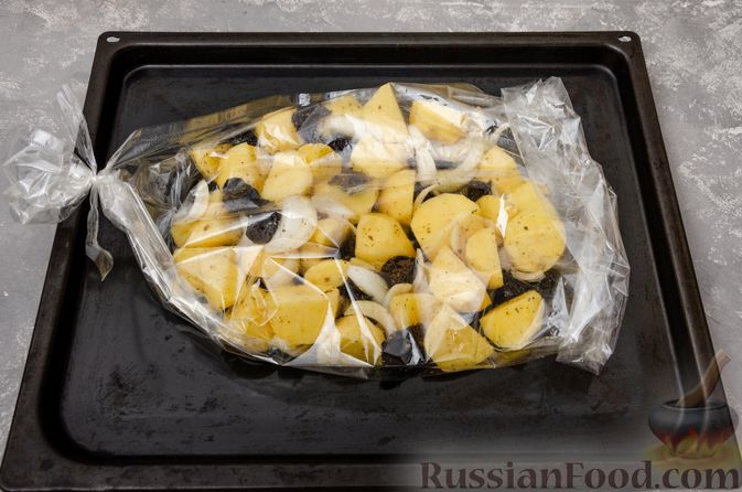 Фото приготовления рецепта: Картофель, запечённый с куриными крыльями и черносливом (в рукаве) - шаг №7