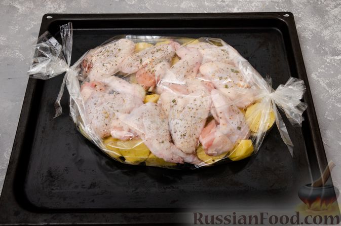 Фото приготовления рецепта: Картофель, запечённый с куриными крыльями и черносливом (в рукаве) - шаг №8