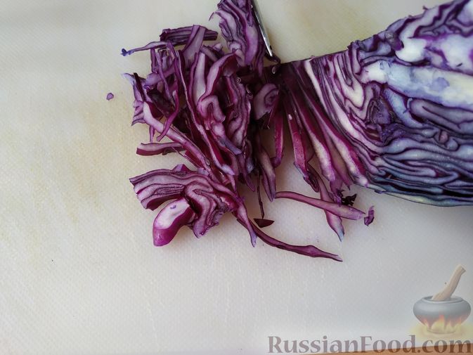 Фото приготовления рецепта: Салат из краснокочанной капусты с фетой, сладким перцем и семечками подсолнуха - шаг №3