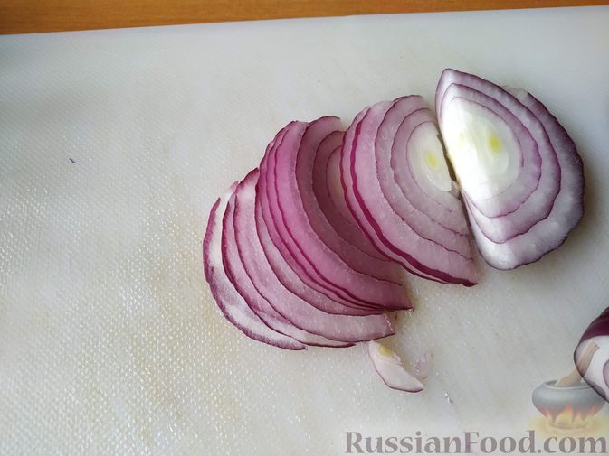 Фото приготовления рецепта: Салат из краснокочанной капусты с фетой, сладким перцем и семечками подсолнуха - шаг №5