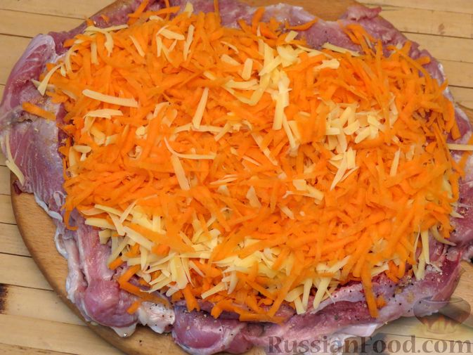 Фото приготовления рецепта: Рулеты из голени индейки с морковью и сыром - шаг №7