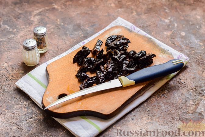 Фото приготовления рецепта: Слоёный салат с крабовыми палочками, черносливом и сыром - шаг №7