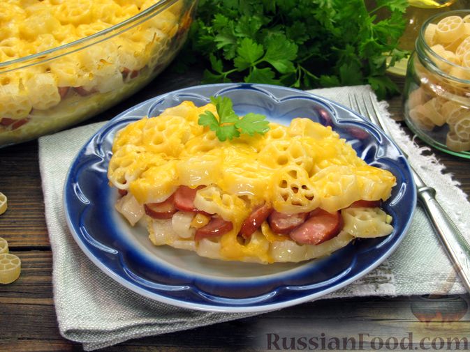 Фото к рецепту: Запеканка из макарон с сосисками и сыром