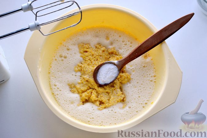 Фото приготовления рецепта: Пирог на кефире, с кукурузной крупой и апельсином - шаг №5