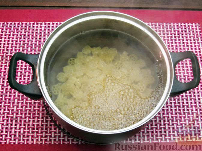 Фото приготовления рецепта: Запеканка из макарон с сосисками и сыром - шаг №3