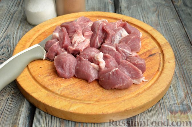 Фото приготовления рецепта: Свинина, тушенная с гранатом и вином (в духовке) - шаг №2