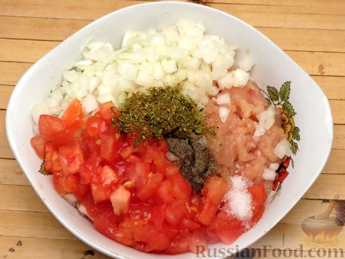 Фото приготовления рецепта: Запечённая тыква с куриным фаршем и помидорами - шаг №7