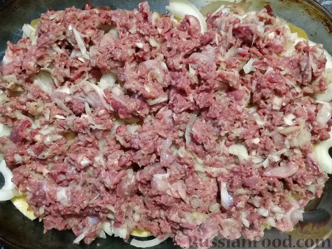 Фото приготовления рецепта: Запеканка с картофелем, тыквой и фаршем из куриных потрошков - шаг №5