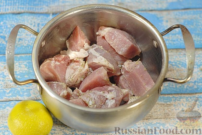 Фото приготовления рецепта: Свинина, запечённая с чечевицей и тыквой - шаг №3