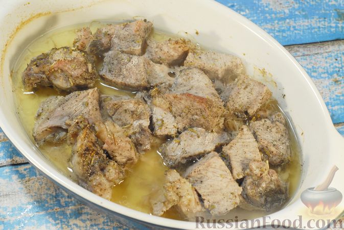 Фото приготовления рецепта: Свинина, запечённая с чечевицей и тыквой - шаг №14