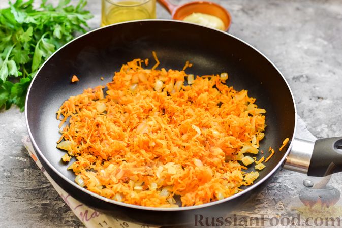 Фото приготовления рецепта: Салат "Селедка под шубой" с грибами и морковью - шаг №7