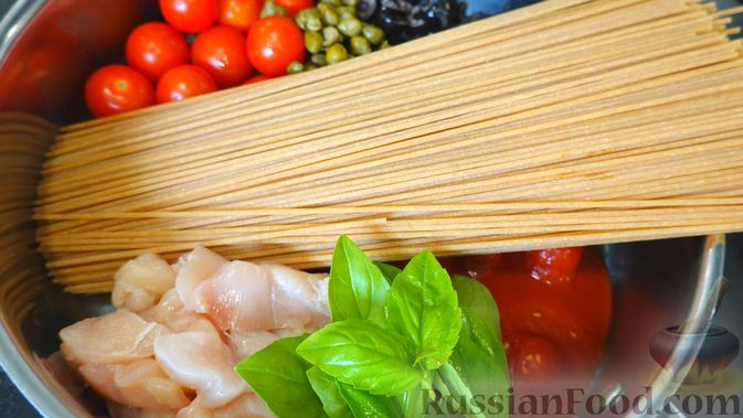Фото приготовления рецепта: Спагетти с курицей на сковороде за 10 минут - шаг №1