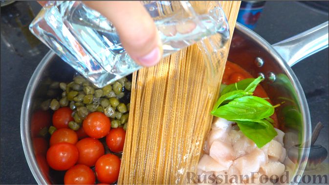 Фото приготовления рецепта: Спагетти с курицей на сковороде за 10 минут - шаг №2