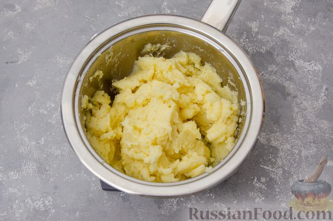 Фото приготовления рецепта: "Гнёзда" из картофельного пюре с мясным фаршем и сыром - шаг №4