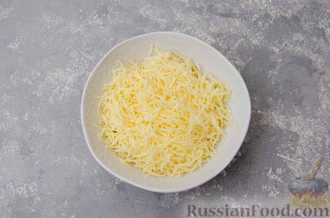 Фото приготовления рецепта: "Гнёзда" из картофельного пюре с мясным фаршем и сыром - шаг №5