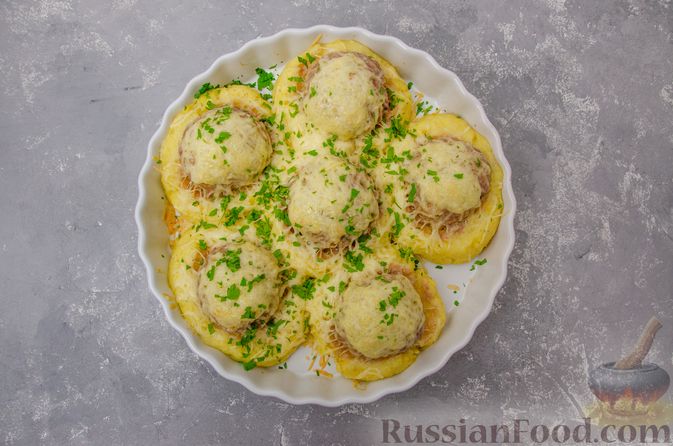 Фото приготовления рецепта: "Гнёзда" из картофельного пюре с мясным фаршем и сыром - шаг №14