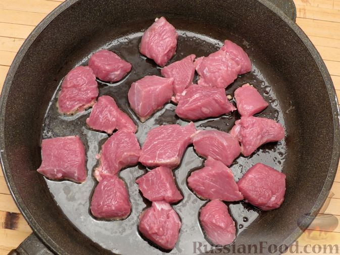 Фото приготовления рецепта: Говядина, тушенная с нутом, копчёной грудинкой и томатной пастой - шаг №8