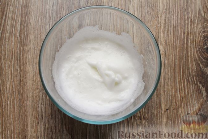Фото приготовления рецепта: Белковый омлет на молоке (в микроволновке) - шаг №3