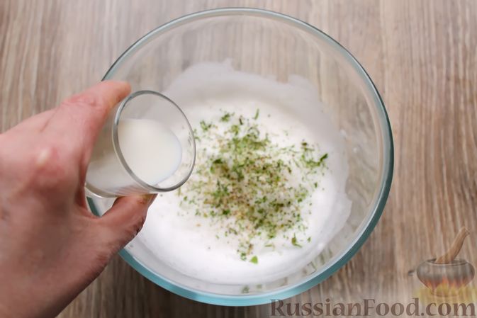 Фото приготовления рецепта: Белковый омлет на молоке (в микроволновке) - шаг №5