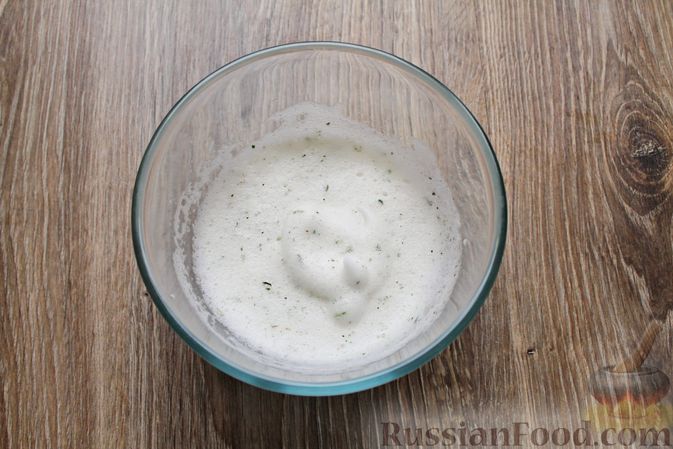 Фото приготовления рецепта: Белковый омлет на молоке (в микроволновке) - шаг №6