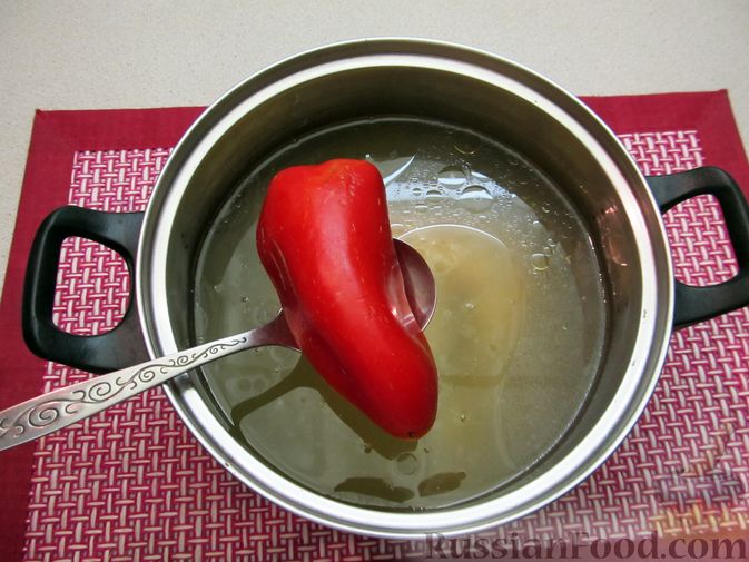 Фото приготовления рецепта: Гречневый суп с курицей и болгарским перцем - шаг №3