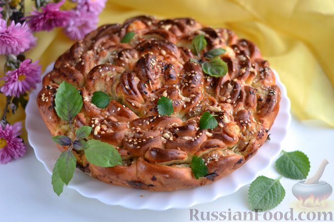 Фото к рецепту: Дрожжевой пирог "Хризантема" с мясом и сыром
