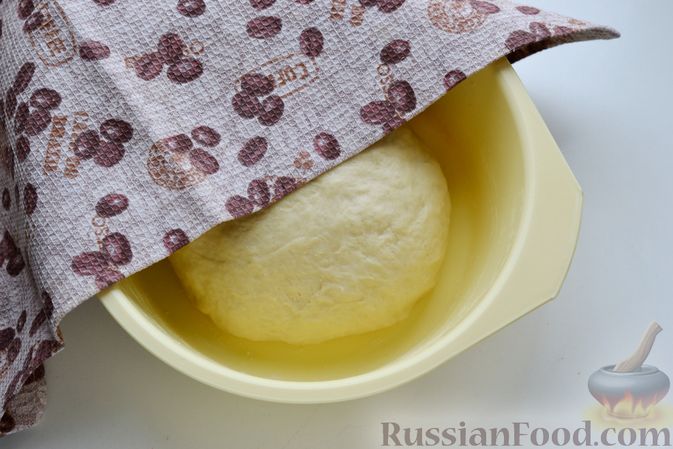Фото приготовления рецепта: Дрожжевой пирог "Хризантема" с мясом и сыром - шаг №6