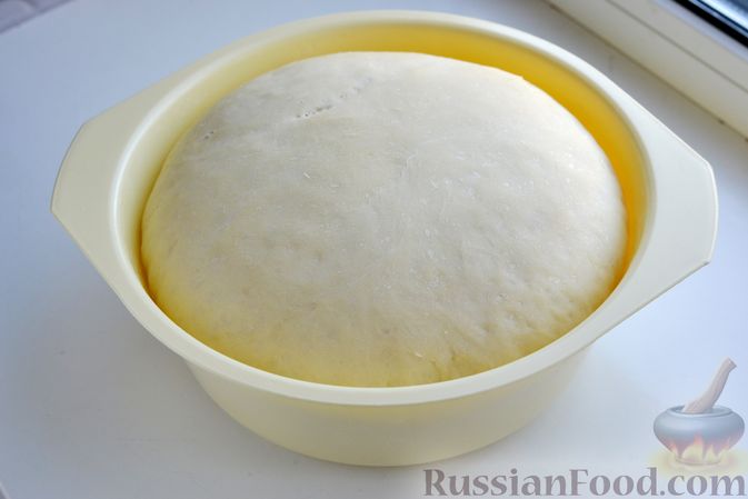 Фото приготовления рецепта: Дрожжевой пирог "Хризантема" с мясом и сыром - шаг №10