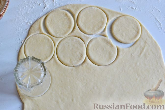 Фото приготовления рецепта: Дрожжевой пирог "Хризантема" с мясом и сыром - шаг №11