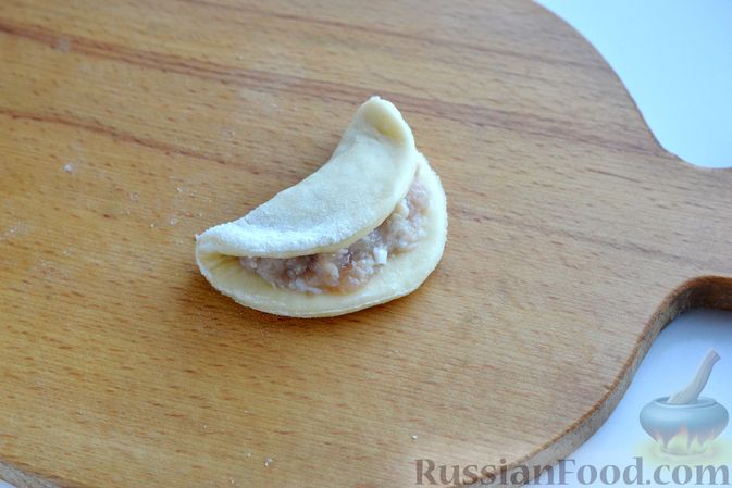 Фото приготовления рецепта: Дрожжевой пирог "Хризантема" с мясом и сыром - шаг №13