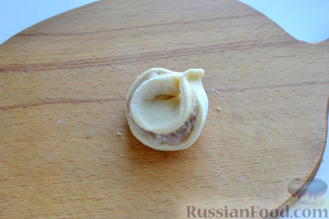 Фото приготовления рецепта: Дрожжевой пирог "Хризантема" с мясом и сыром - шаг №14